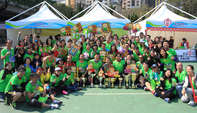 “HKU, Go, Go, Go! “ Together with President and Vice-Chancellor Professor Peter Mathieson, students, staff and alumni cheer for the HKU runners.