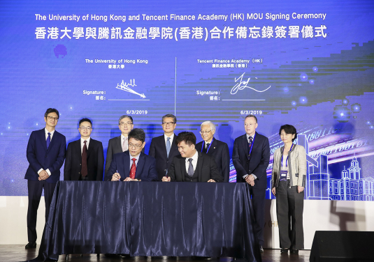 Professor Christopher Chao (left), Dean, Faculty of Engineering, HKU; and Mr. James Tsz Shu LI, Senior Director of Hong Kong, Macau & Cross-border Financial Affairs, Tencent, sign MOU on behalf of the institutions 