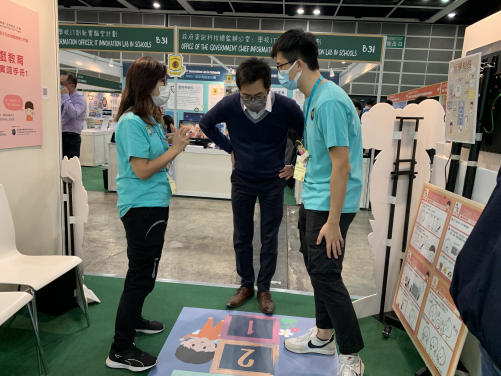 A group of trained volunteers and game ambassadors leads the visitors to play interactive games, including parents of kindergarten students, volunteers from the Agency for Volunteer Service, game trainers and game ambassadors of a senior citizen association.
 