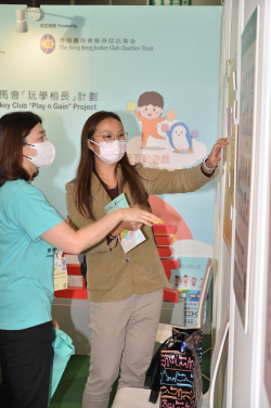 The visitors to the Project’s booth include experienced educators, school teachers and parents. They try out the “Game Theory Corner” and interactive games, which they enjoy a lot. They also exchange ideas with each other.
 