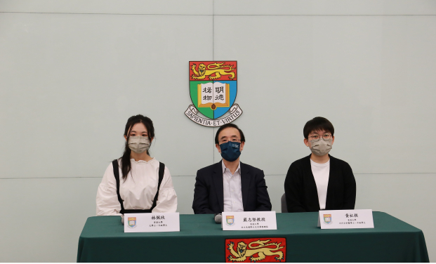 Professor Bennett Yim, Director of Undergraduate Admissions and International Student Exchange and two scholarship awardees 
(right) Jackie Wong , Year 1, Bachelor of Medicine and Bachelor of Surgery, and (left) Ida Lin, Year 1, Bachelor of Arts