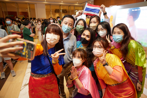 HKU President Professor Xiang Zhang and student ambassadors