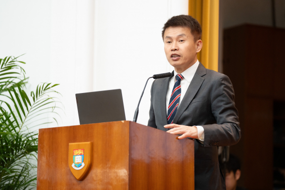 Professor Hongbin CAI, Dean and Chair of Economics, Director of Institute of China Economy (ICE) of HKU Business School, delivers the welcoming remarks.