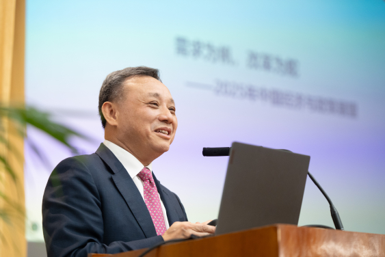 Professor Zhenhua MAO, Professor of Practice of HKU Business School and Member of Chief Executive’s Policy Unit Expert Group, presents the theme report.