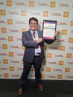 Professor Eduardo Daniel Juárez Pineda (Tecnológico de Monterrey) received the award on behalf of the team at the 2024 QS Reimagine Education Awards & Conference in London. (Photo credit: Professor Eduardo Juárez)
 